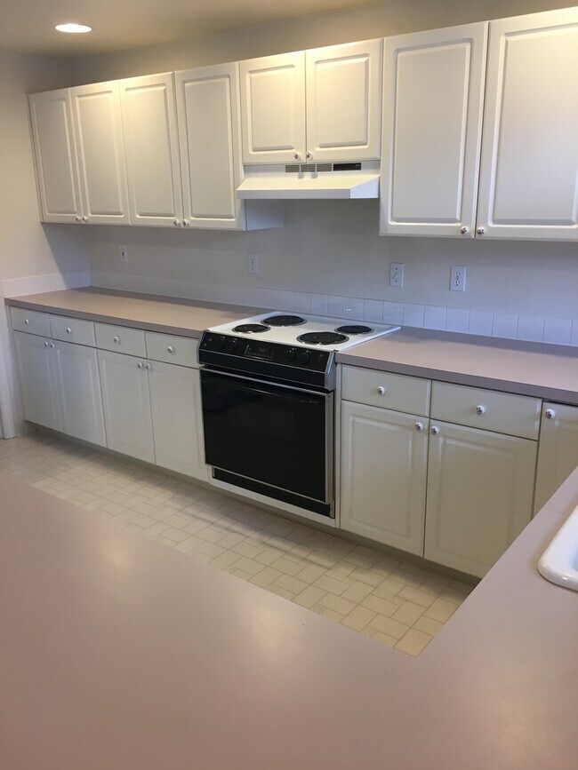 Building Photo - Spacious 3 BR Ranch on Quiet Cul-de-sac! V...