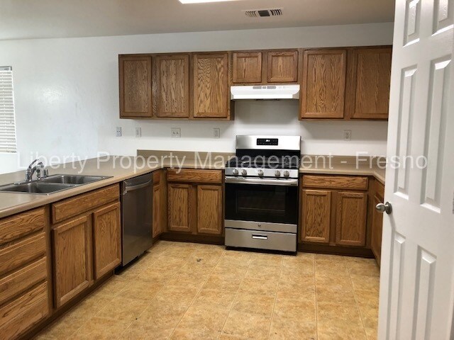 Building Photo - 5621 W Dayton Ave