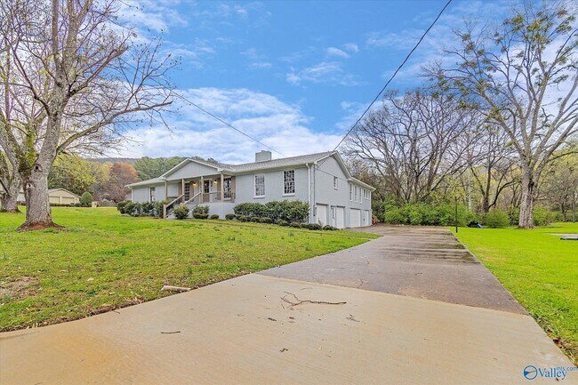 Building Photo - 4001 Granada Cir SE