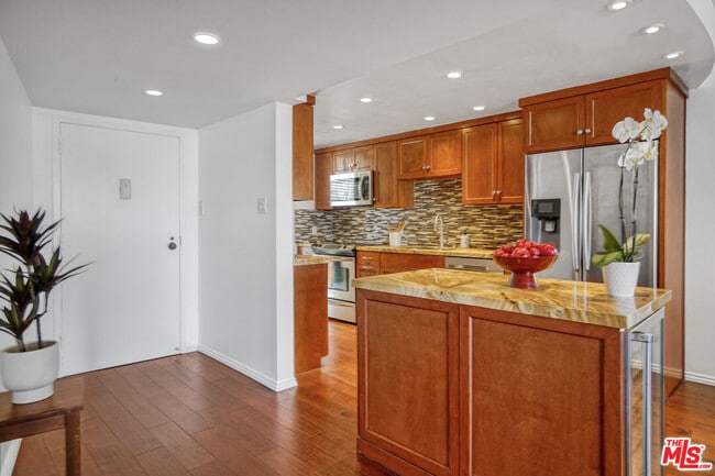 Building Photo - 4316 Marina City Dr