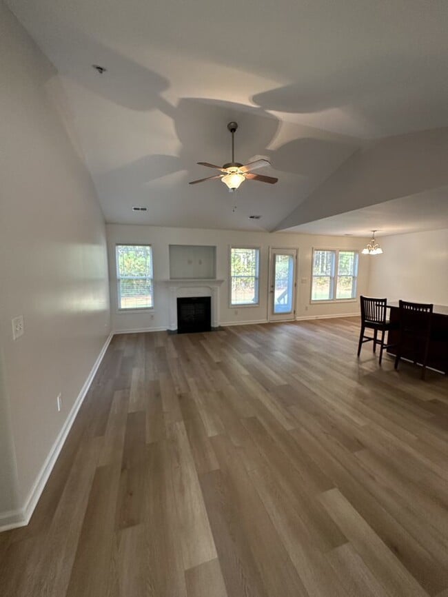 Foto del edificio - Beautiful 3 Bedroom, 2 Bath Home in Hubert...