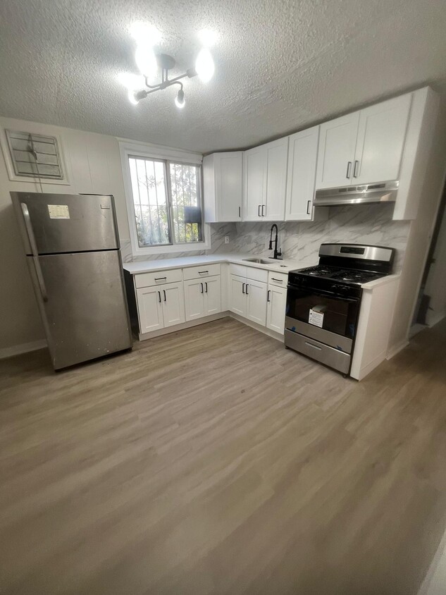 Primary Photo - 267 W Runyon St