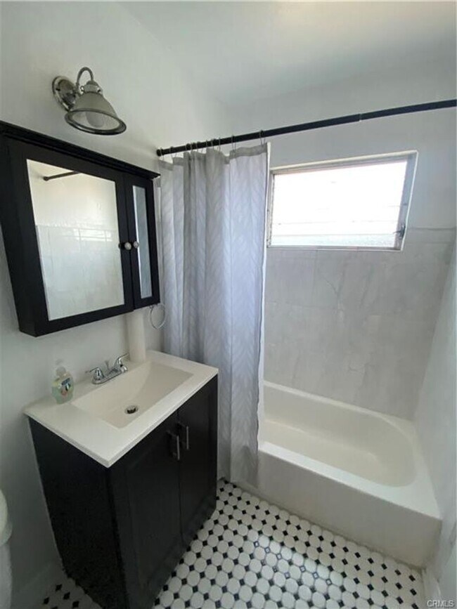 Foto del edificio - 5832 Camerford Ave