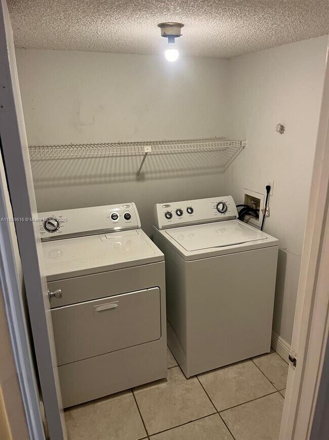 Foto del edificio - 8430 Coral Lake Way
