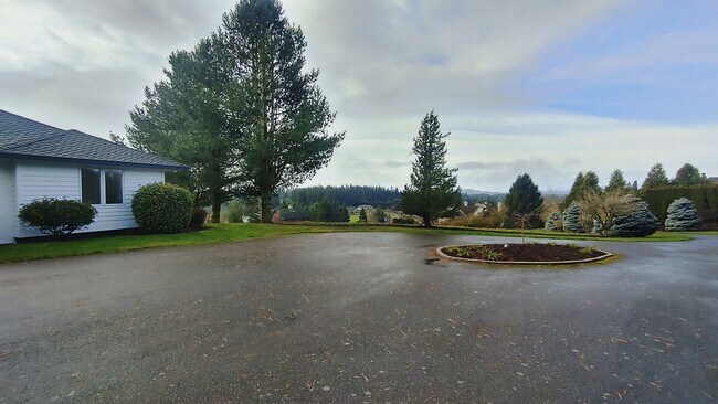 Building Photo - Spacious 4 Bedroom 3 1/2 Bath Home That Si...