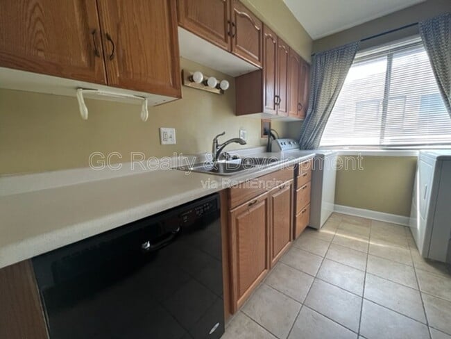 Building Photo - 1367 Sacramento Dr