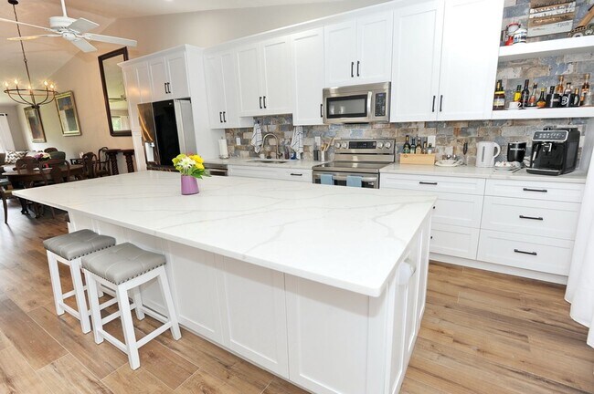 Foto del edificio - Newly Remodeled, Turn-key Furnished 2 Bed ...
