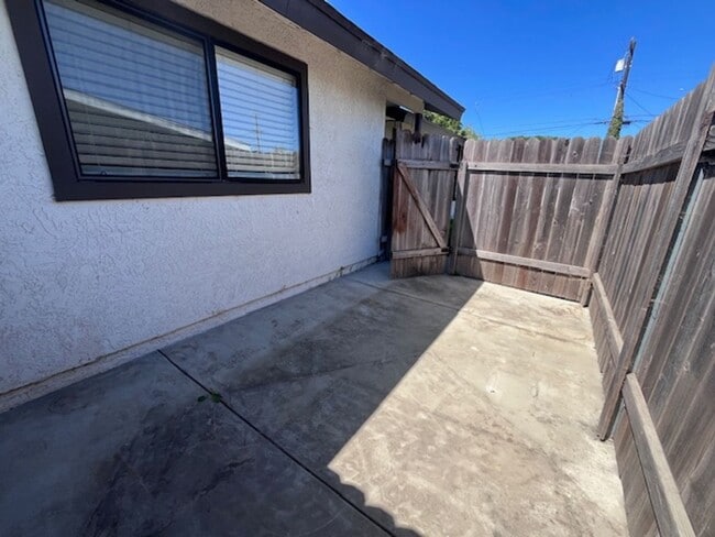 Building Photo - Spacious Renovated Southside Apartment!