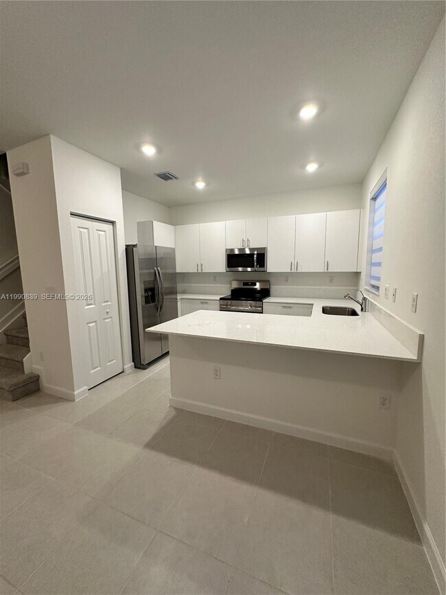 Foto del edificio - $2,499 2889 SE 25rd