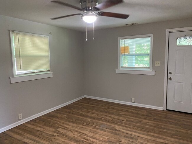 Foto del edificio - Available to Show **Holiday Move-in Special**$500 off the first full month's rent!