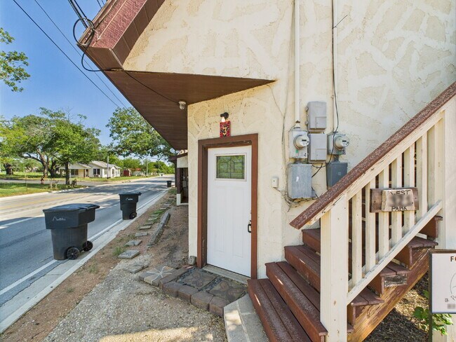 Foto del edificio - Cozy Ground level  1/1