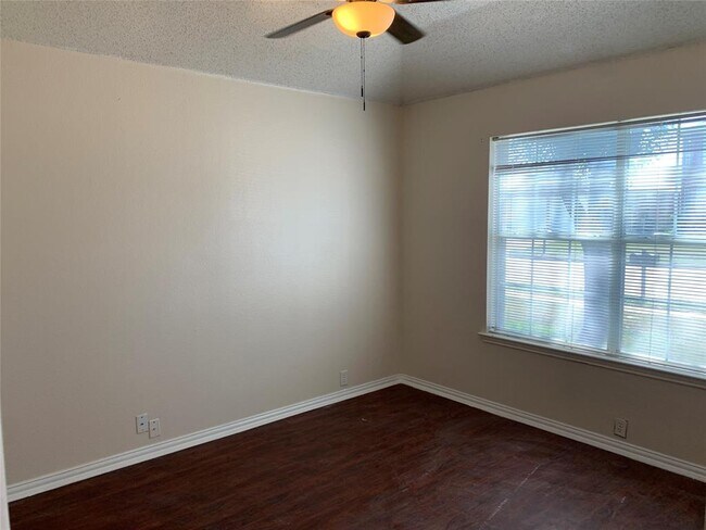 Building Photo - 2520 Tar Heel Dr