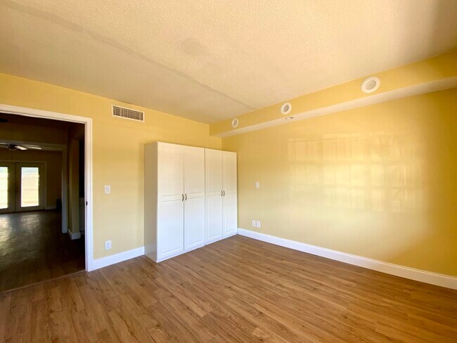 Building Photo - 921 Evergreen Dr