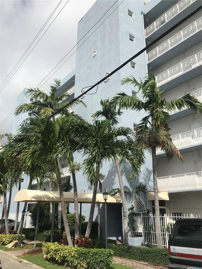 Foto del edificio - 677 NE 24th St