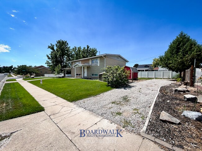 Building Photo - Spacious 4-Bed Home with In-Law