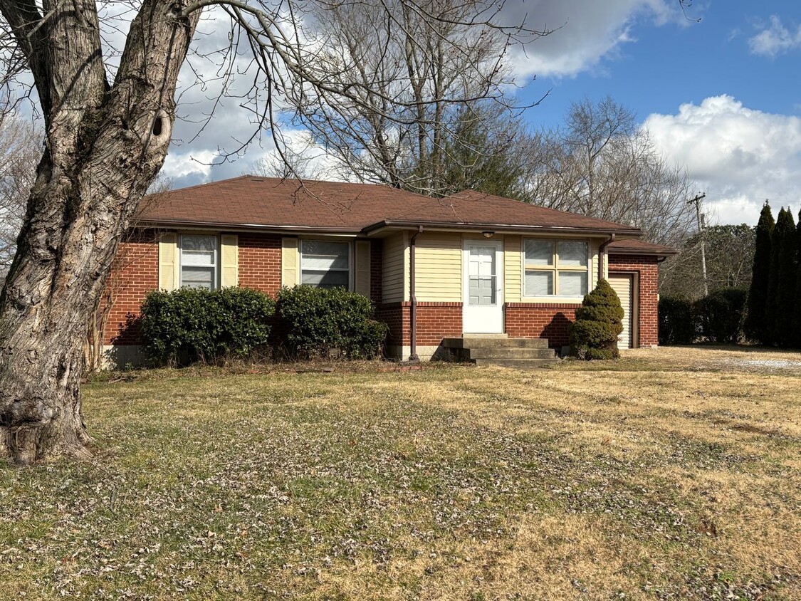 Foto principal - Adorable Move-In Ready Donelson Home!