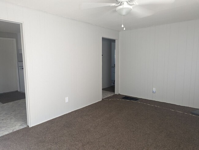 Foto del edificio - Nice 3 bedroom, 1 bath with large backyard