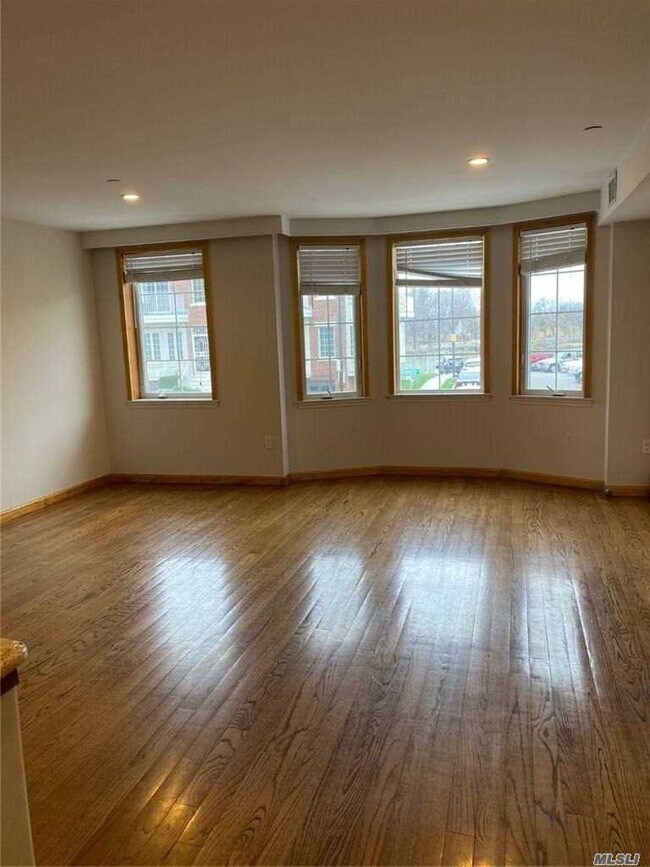Building Photo - 319-19 Soundview Ln