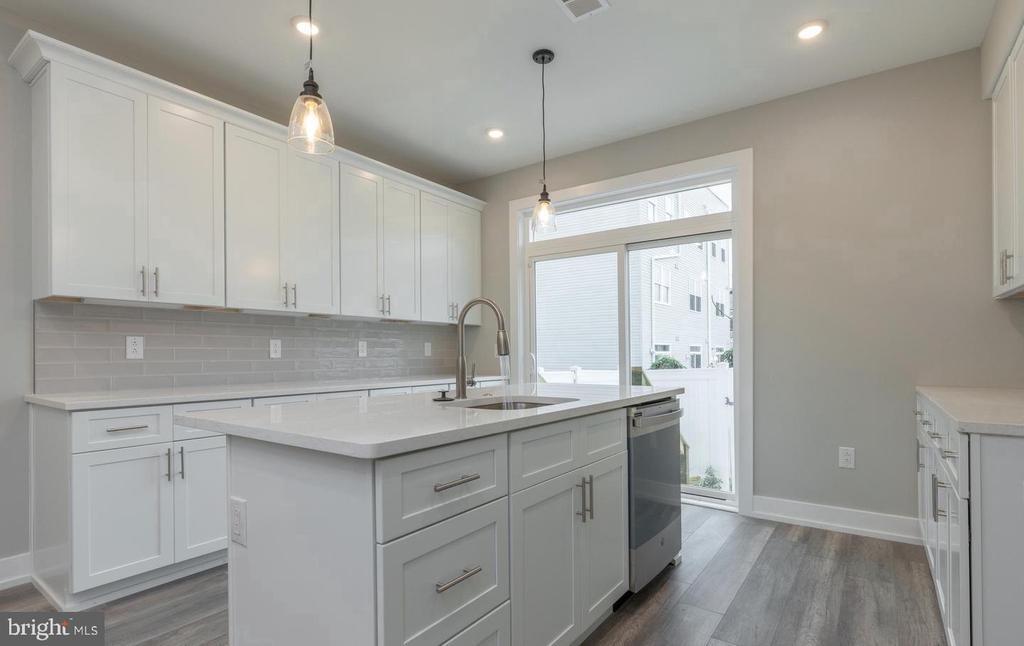 Primary Photo - 140 W Huntingdon St