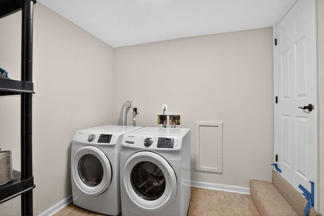 Foto del edificio - 23259 Laurel Hill Dr