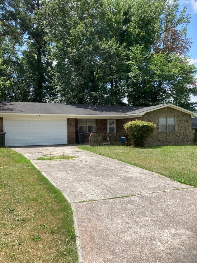 Primary Photo - 3 Bedroom 2 Bath House with Double Garage ...