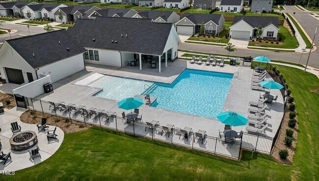 Foto del edificio - 713 Hough Pond Ln