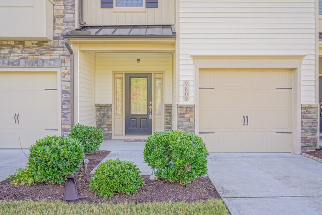 Building Photo - Townhome | Washer/ Dryer Included  |Fenced...