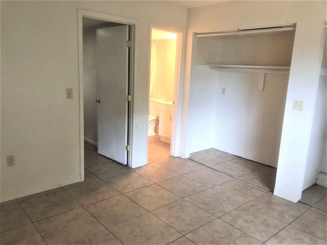 Building Photo - HUGE 1BR/1BA Lakeland Ground Floor Apartme...