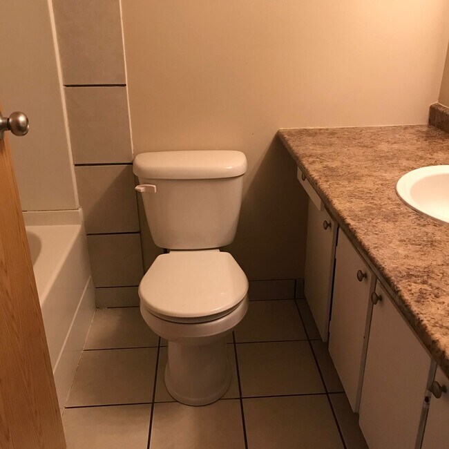 Building Photo - 2 Bed 1.5 Bath Unit in Red Deer, AB