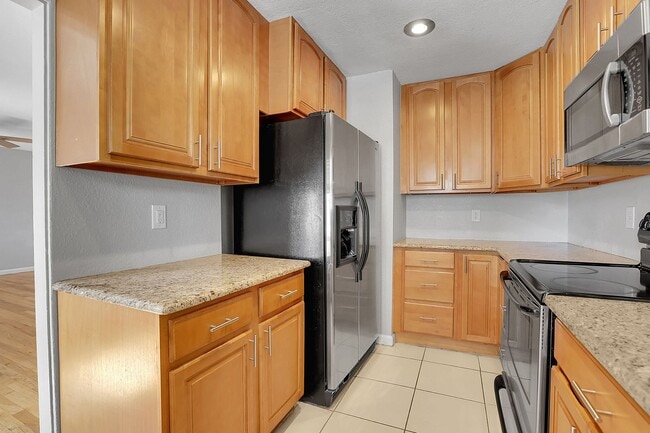 Building Photo - 3 bed near DU with fenced yard