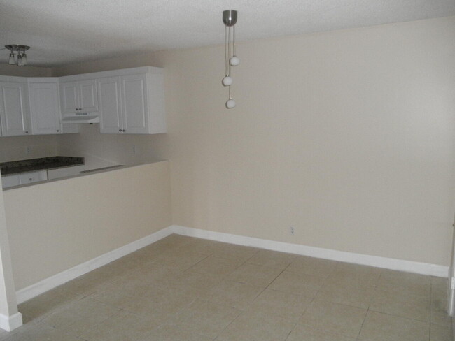 Building Photo - 911  Springdale Circle  Palm Springs Fl 33461