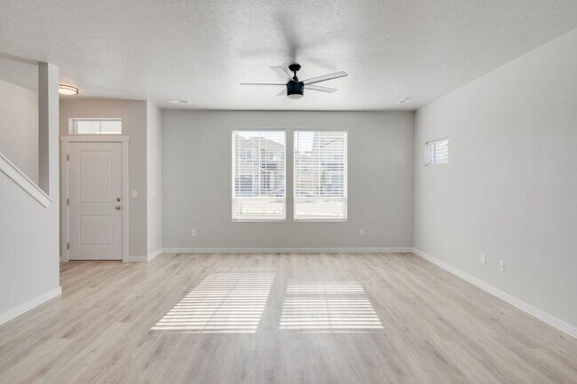 Foto del edificio - This gorgeous 3 bedroom, 2.5 bath townhome is 1440 square feet of HOME!