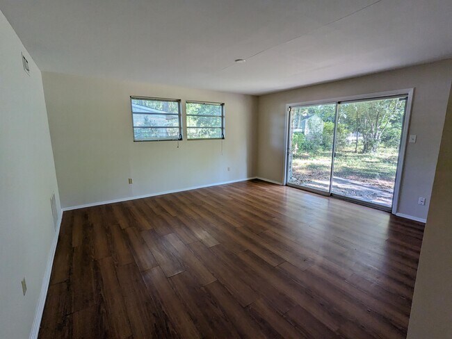 Foto del edificio - 323 Willow Rd