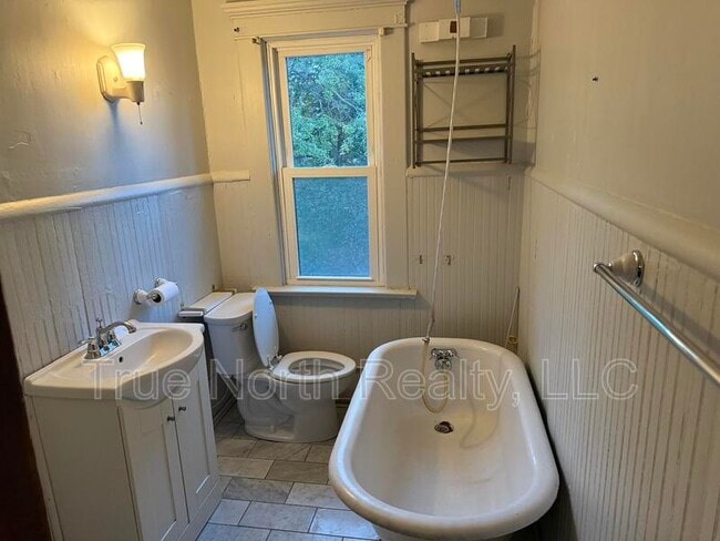 Building Photo - 112 1/2 West Tompkins