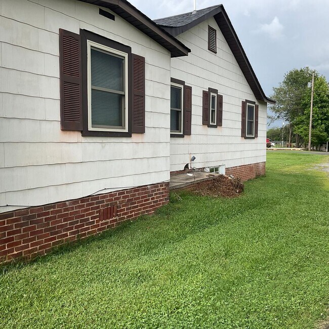 Foto del edificio - Farm house with 3 bedrooms, 1 1/2 baths