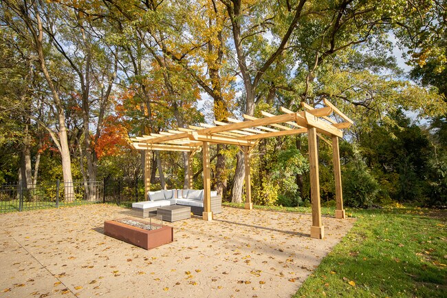 Salón comunitario al aire libre - La Croix Court Apartments