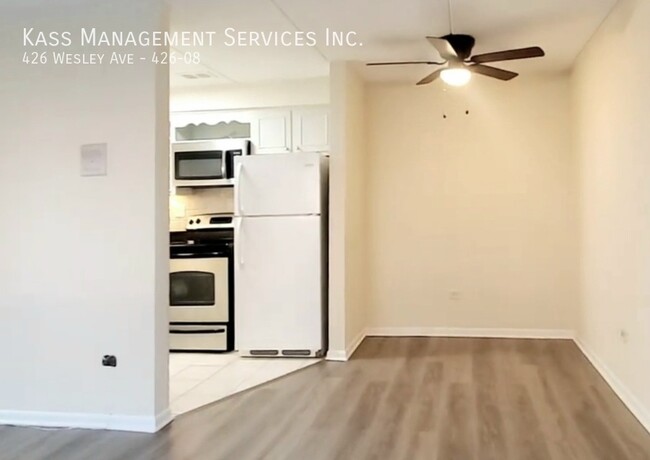 Building Photo - Spacious 1 Bed in Oak Park - New LVP floor...