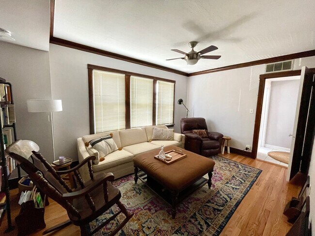 Foto del edificio - 2344 W Barry Ave