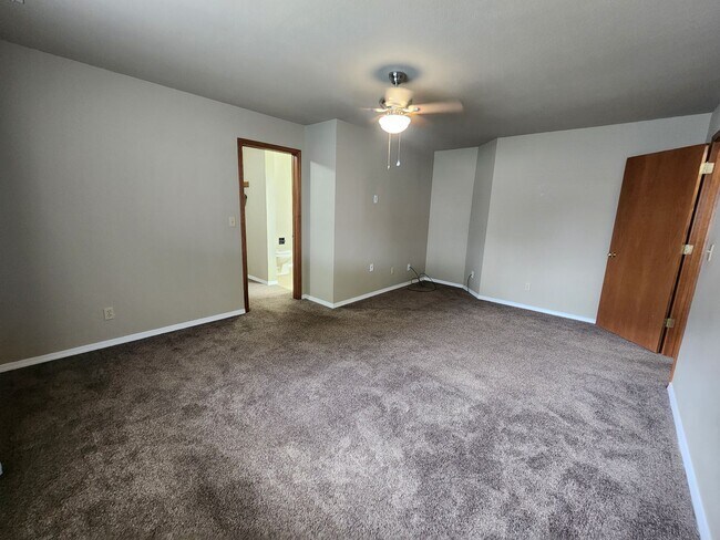 Building Photo - Nice Townhouse Close to Gage