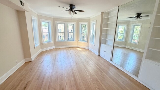 Building Photo - 5706 N Maplewood Ave