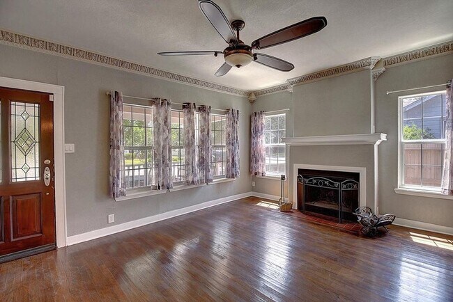 Building Photo - 406 Naples - 3/Bed 2/Bath - $1995/mo