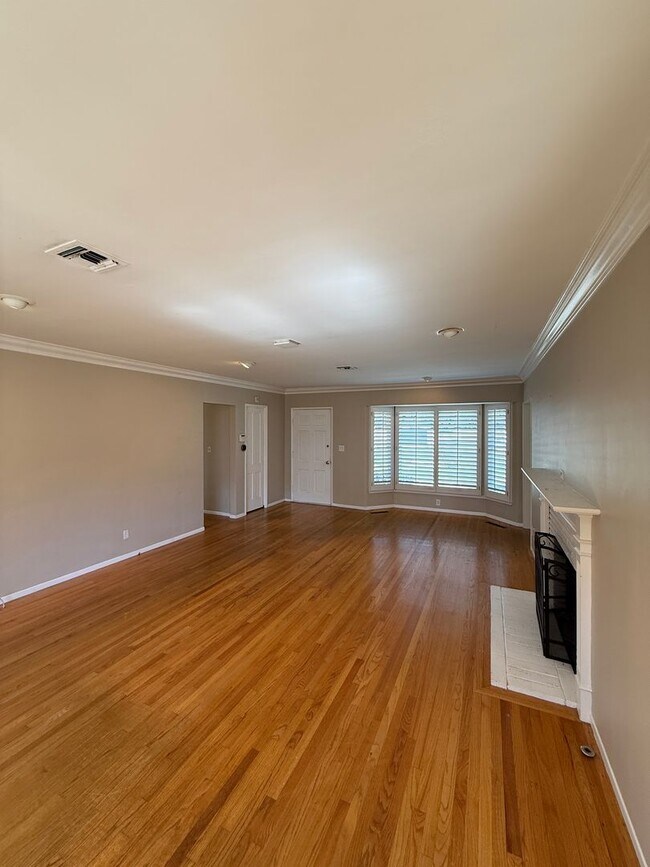 Foto del edificio - Beautiful, Ranch-Style, 4 Bedroom, 2 Bathroom Northridge Home Available For 1 Year Lease