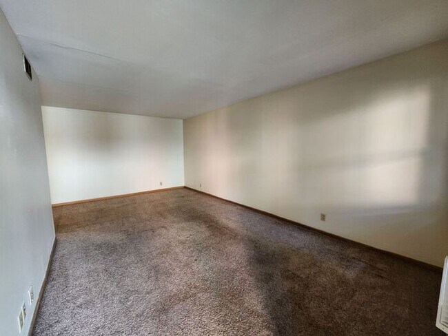 Foto del edificio - Charming 1-Bedroom Courtyard Level Apartme...