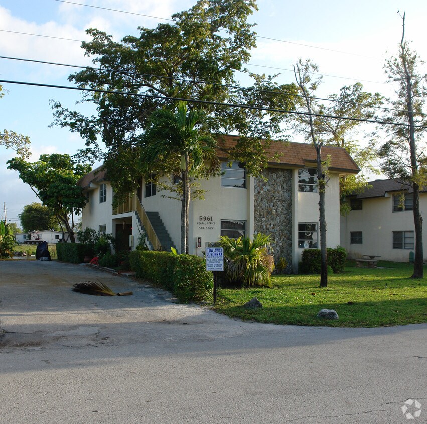 Primary Photo - Lakeview Apartments