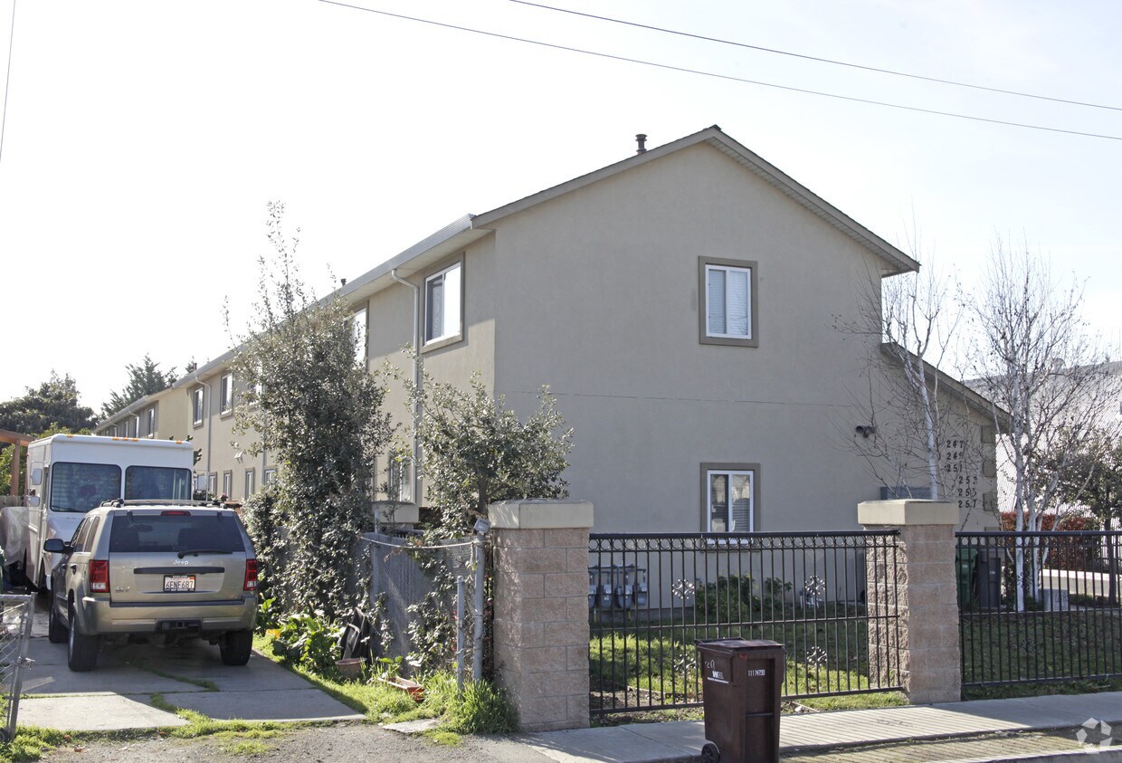 Foto del edificio - 253-257 Laurel Ave