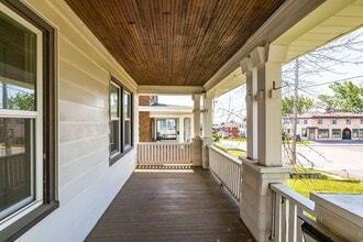 Building Photo - 806 N 19th Ave E