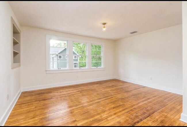 Foto del edificio - Recently Renovated 2 Bedroom Apartment in Duckpond