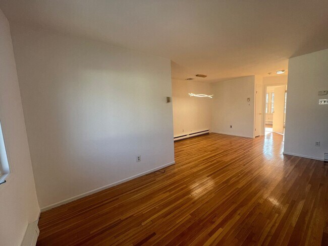 Building Photo - 526 Laurel Ave