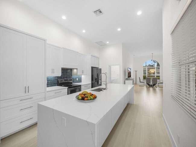 Building Photo - 9070 Cypress Hollow Dr