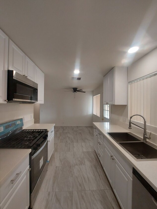 Foto principal - UPGRADED 3 bed/2bath